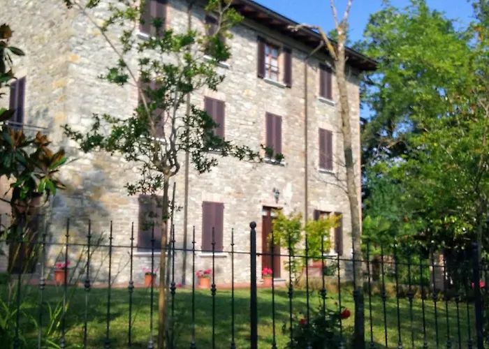 Fine 5 Bedroom Пьяченца